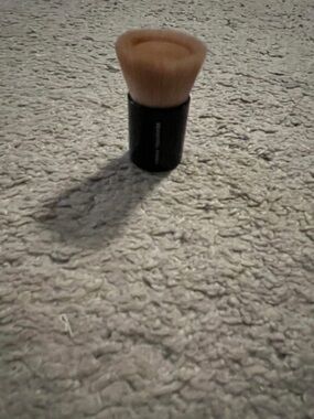 bareMinerals Short Handle Kabuki Brush in Black with Beige Bristles